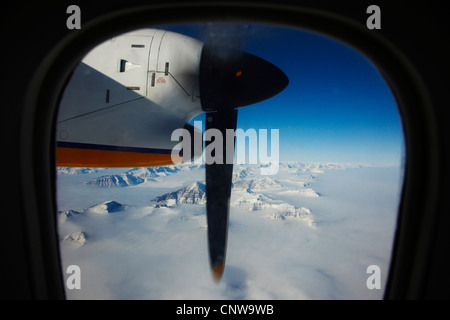 Vista dalla finestra di un aereo a nuvola coprì la gamma della montagna, Groenlandia, Ostgroenland, Tunu, Kalaallit Nunaat, Scoresbysund, Kangertittivag, Ittoqqortoormiit Foto Stock