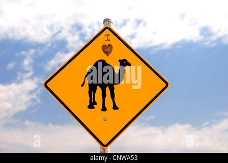 Strada segno kamels avvertimento con dipinti a mano "Io amo', Australia Foto Stock