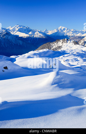 Vista panoramica a sulle Alpi del Vallese su Alphubel (4206 m), Dom (4545 m), Mischabelhoerner, Cervino (4477 m) e del Corno Bianco (4505 m), Svizzera Vallese Foto Stock