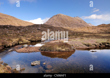 Il Abhainn Coire Mhic Nobuil, Torridon, con vela Mhor e Beinn Eighe in background, Highlands scozzesi, Scozia Foto Stock