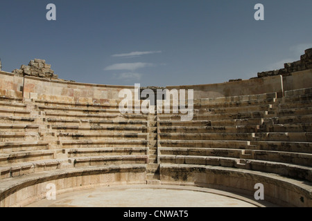 Il semi-auditorium circolare dell'Odeon. Il piccolo antico anfiteatro fu costruito nel II secolo D.C. Amman, Giordania. Foto Stock