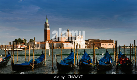 Gondole ancorate sul molo urbana Foto Stock