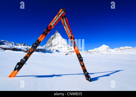 Sci incollati nella neve nella parte anteriore del Cervino, Svizzera Vallese, Zermatt Foto Stock