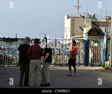 Rosh Hanikra, costiera mediterranea di confine settentrionale di Israele e il Libano, il valico di frontiera ancora chiuso e bloccato a tunnel. Foto Stock