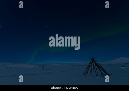 Telaio di una tenda Sami in luci polari (Aurora boreale), Svezia, la Lapponia Norrbotten, Padjelanta National Park Foto Stock