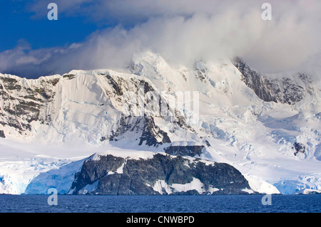 Massiccio di montagna che si profila in corrispondenza del bordo del Gerlache Strait Antartide Foto Stock