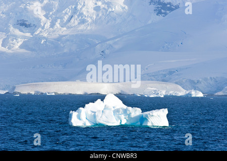 Massiccio di montagna che si profila in corrispondenza del bordo del Gerlache Strait con iceberg in primo piano, l'antartide Foto Stock