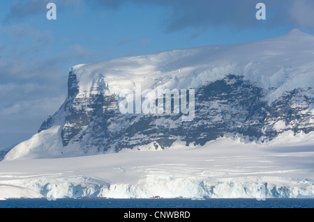 Massiccio di montagna che si profila in corrispondenza del bordo del Gerlache Strait Antartide Foto Stock