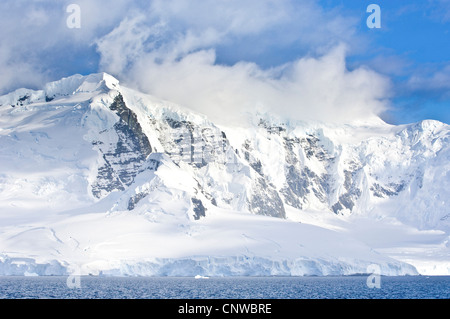 Massiccio di montagna che si profila in corrispondenza del bordo del Gerlache Strait Antartide Foto Stock