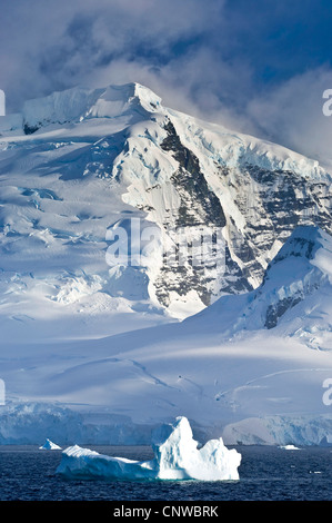 Massiccio di montagna che si profila in corrispondenza del bordo del Gerlache Strait con iceberg in primo piano, l'antartide Foto Stock