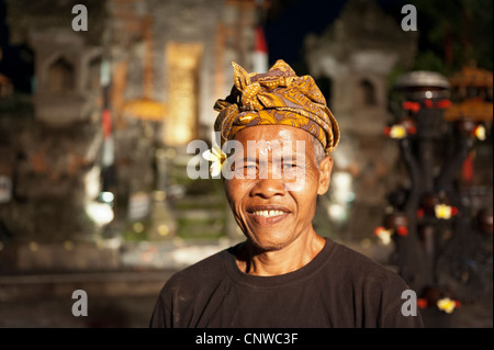 Helper ottenere pronto per la danza Balinese show, Ubud, Bali, Indonesia Foto Stock