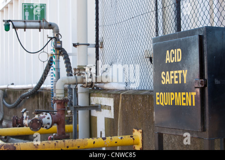 Dispositivi di sicurezza per acidi corrosivi su Quayside Montrose Port UK Foto Stock