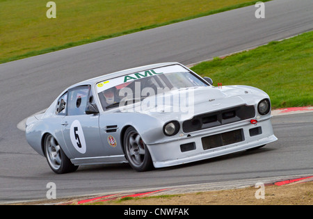 1973 Aston Martin V8 con driver Julian Bailey-Watts durante la CSCC HVRA V8 Challenge a Snetterton, Norfolk, Regno Unito. Foto Stock