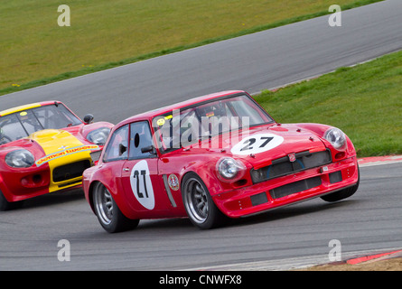 1974 MGB V8 conduce il 1971 Marcos GT durante la HVRA V8 Race Challenge a Snetterton, Norfolk, Regno Unito. Foto Stock