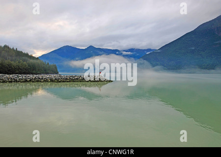 La nebbia sull'acqua, Canada, British Columbia, Bella Coola Foto Stock