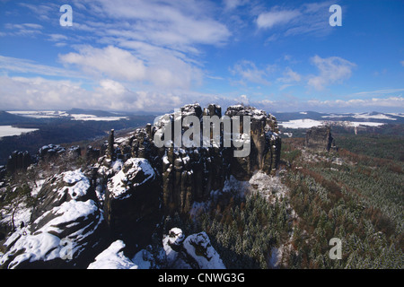 Vista sul Schrammsteine in inverno a montagne di roccia arenaria dell'Elba, in Germania, in Sassonia, Saechsische Schweiz Nationalpark Foto Stock