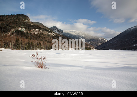 Franconia Notch State Park dal lago di eco durante i mesi invernali nelle White Mountains, New Hampshire USA. Foto Stock