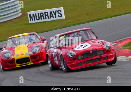 1974 MGB V8 conduce il 1971 Marcos GT durante la HVRA V8 Race Challenge a Snetterton, Norfolk, Regno Unito. Foto Stock