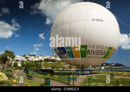 Regno Unito, Inghilterra, Devon, Torquay, Torre Abbey, Hi Flyer Ormeggiato accanto a palloncino Torbay Foto Stock