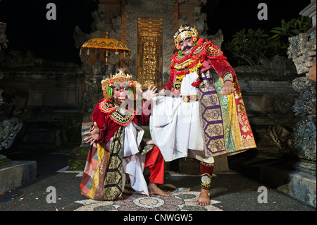 Il demone Rahwana e Marica caratteri di Taman Kaja troup in posa dopo uno spettacolo in Pura Dalem, Ubud, Bali, Indonesia Foto Stock