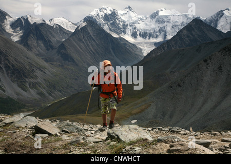 Giovani trekker si arrampica il mountain pass Karaturek (3,060 m) in montagne di Altai, Russia. Foto Stock