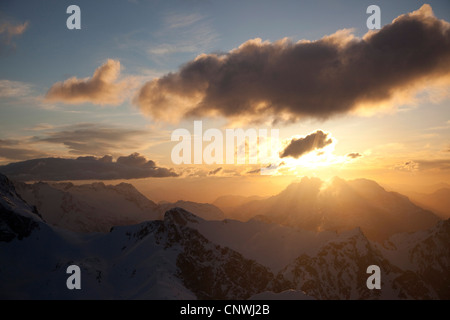 Sulle Alpi di Berchtesgaden nella parte anteriore del tramonto, in Germania, in Baviera, Berchtesgadener Alpen Foto Stock