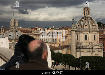 Colonna Traiana visto dal punto di visualizzazione presso il monumento a Vittorio Emanuele II a Piazza Venezia a Roma, Italia. Foto Stock