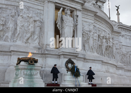 La tomba del Soldato sconosciuto ai piedi del Monumento a Vittorio Emanuele II in Roma, Italia. Foto Stock