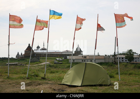 Antiche Repubbliche sovietiche bandiere accanto alla bandiera ucraino sventolare sopra il pellegrino camp su isole Solovetsky, Russia. Foto Stock