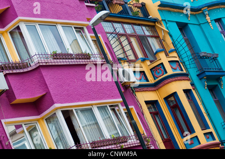 Una vista astratta di un multicolore appartamento facciata di blocco nella città turca di Istanbul. Foto Stock