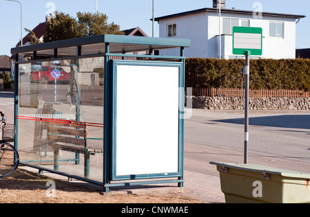 Una immagine di una fermata del bus con un fustellato bilboard per la vostra pubblicità situato nella città svedese di Malmö. Foto Stock