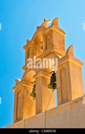 Uno dei numerosi campanili che ornano le chiese sull'isola greca di Santorini. Foto Stock