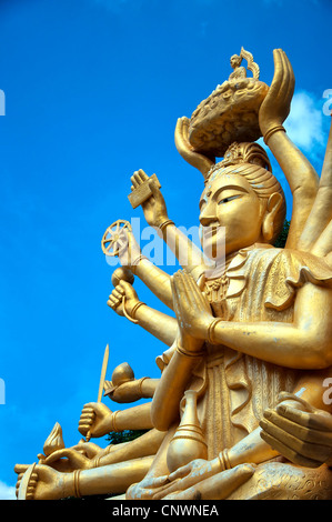 Un enorme statua di un multi buddha armati si siede su una collina vicino alla città di Hua Hin in Thailandia. Foto Stock