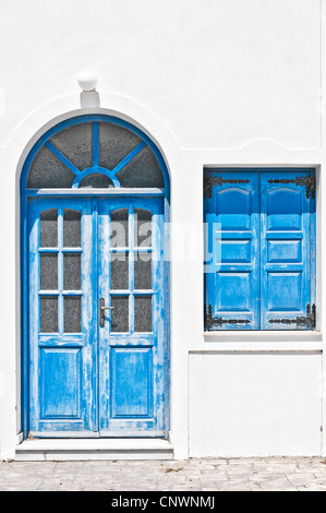 Una immagine da Santorini di alcune delle case che adornano l'isola nel villaggio di Kamari Foto Stock