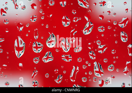 Union Jack flag riflessa in gocce di pioggia sul vetro Foto Stock