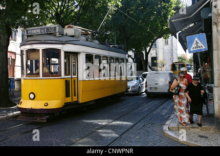 Il Tram n. 12, Alfama, Lisbona, Portogallo Foto Stock