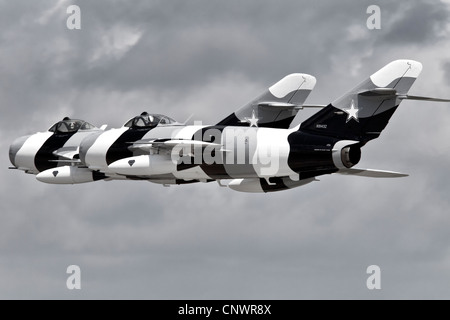 Una coppia di classico Mikoyan Gurevich MIG17 affresco fighter in arctic camouflage Foto Stock