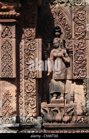 Devata. Sollievo Dal Banteay Srei tempio di Angkor, Cambogia. Foto Stock