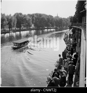 Foto storiche da1960s, che mostra un piacere barca sul fiume Avon oltrepassando il Royal Shakespeare Theatre. Foto Stock