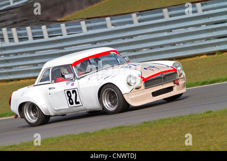 1974 MGB V8 con driver Andrew Riley durante la CSCC HVRA V8 gara a Snetterton, Norfolk, Regno Unito. Foto Stock