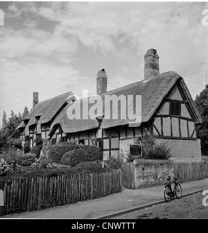 1950, storica, il cottage con tetto in paglia a Shottery, Warwickshire, Inghilterra, casa d'infanzia di Anne Hathaway, moglie del famoso drammaturgo inglese e autore William Shakespeare, nata nella vicina Stratford upon Avon. Foto Stock