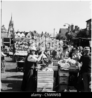 Foto storiche degli anni cinquanta, che mostra un mercato nella città di Stratford, luogo di nascita di William Shakespeare. Foto Stock