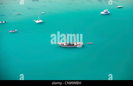 Vista aerea di piccole imbarcazioni in acque turchesi dell'Oceano Indiano, Maldive, Oceano Indiano Foto Stock