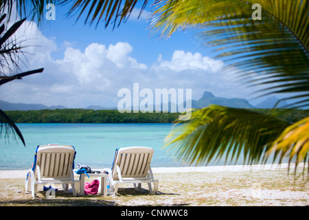 Lettini per prendere il sole tropicale sulla spiaggia di sabbia bianca, Mauritius Foto Stock