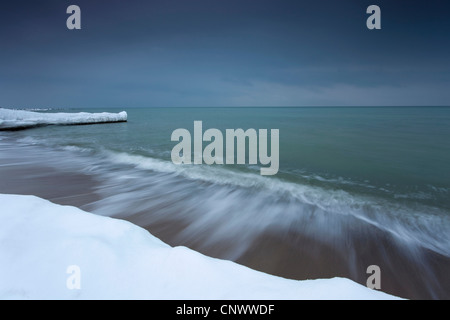 Coperta di neve spur dike in mare tempestoso, Germania, Meclemburgo-Pomerania, Wustrow, Darss Foto Stock