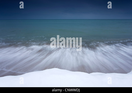 Tempestoso Mare Baltico in inverno, Germania, Meclemburgo-Pomerania, Wustrow, Darss Foto Stock