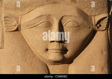 Antica dea egiziana Hathor. Capitale tolemaica nel tempio di Hathor a Dendera, Egitto. Foto Stock