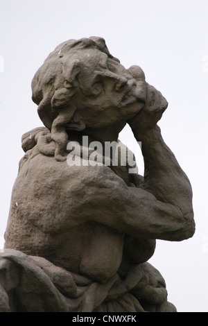 Allegoria dell'invidia. Statua barocca di Matthias Bernhard Braun di fronte ospedale Kuks, Repubblica Ceca. Virtù e vizi Foto Stock