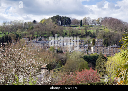 Vista su Beechen cliff presi da Widcombe, bagno, Somerset, Regno Unito nella primavera Foto Stock