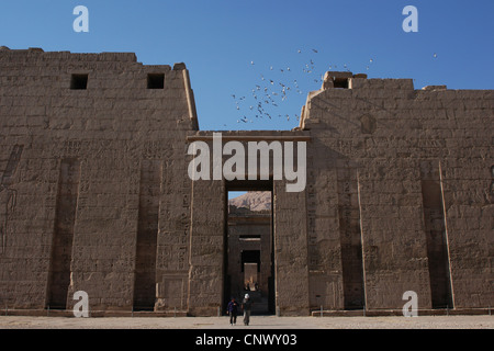 Medinet Habu. Tempio mortuario di Ramesse III nella necropoli tebana nei pressi di Luxor in Egitto. Foto Stock